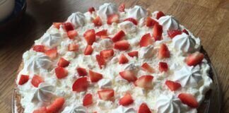 Leckere Rhabarbertorte mit Erdbeeren