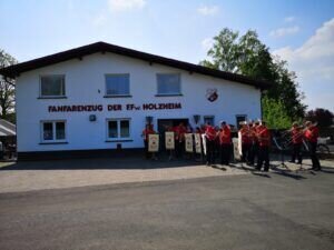 Vor dem Ausbildungszentrumwird die Musik vom Band zuhören sein