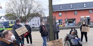 Mahnwache des Landesbehindertenrates Hessen in Marburg für die in Potsdam 4 getöteten Menschen mit Behinderung am 5. Mai, dem EU Protesttag zur Gleichstellung von Menschen mit und ohne Behinderung.