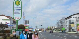 Francke-Schüler verteilen Hoffnungszeichen