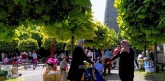 Ein Hauch von Gemeindefest Auf dem Kirchplatz unter den Platanen herrschte buntes Treiben