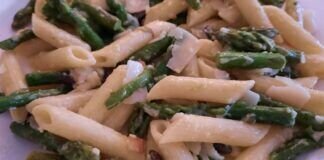 Nudeln mit grünem Spargel und Parmesan