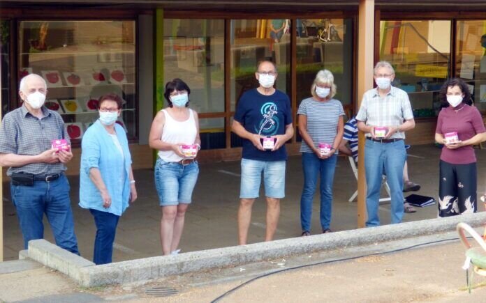 Einen süßen Dank überreichte M. Mohr (2. v.l.) an ihr Steuerungsteam