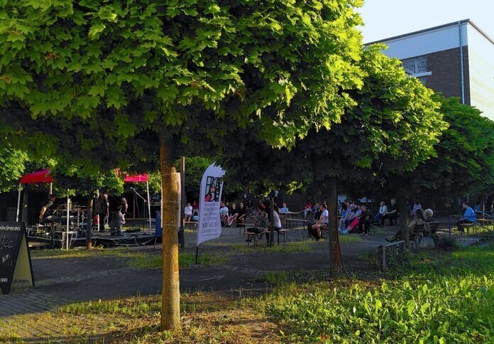 Idyllisch und Familiär: Sommerkulturkirche "unter den Platanen" am 12. Juni 2021 Idyllisch und Familiär: Sommerkulturkirche "unter den Platanen" am 12. Juni 2021