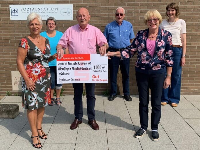 Spendenübergabe an den VHKA Allendorf Angelika Wagner (l.), Christel Müller (2.v.r.) und Gerhard Paul (3.v.r.) übergeben den Spendenscheck an Ernst-Jürgen Bernbeck, Pflegedienstleiterin Corina Kesselheim (2.v.l) und Verwaltungsmitarbeiterin Tina Schwalb.