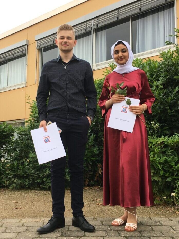89AD5F70-EAAD-45D6-B270-27299CE943DB Marcel König und Fatema Ahmedi waren die besten Absolventen des Jahrgangs 10