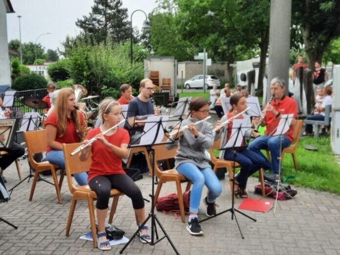 Holzheimer Musik rund um den Brunnen