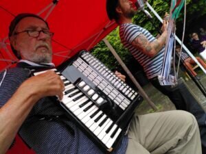 Ludwig Metjé begleitete am Akkordeon mit viel Gefühl