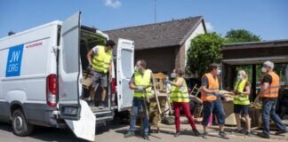 Ersthilfe für Flutopfer in NRW und Rheinland-Pfalz – Jehovas Zeugen organisieren Ersthilfe für Opfer der Flutkatastrophe nach Tief „Bernd“