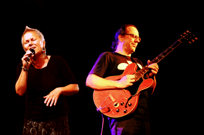 Sigrun Bepler und Burkhard Meyer bringen den Blues unter die Platanen am 24. Juli 2021 Sigrun Bepler und Burkhard Meyer bringen den Blues unter die Platanen am 24. Juli 2021