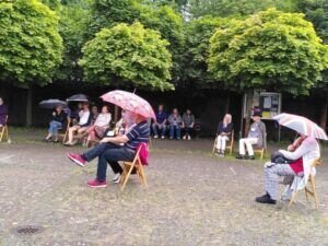 Die Platanen sorgten für Wetterschutz und gleichzeitig "corona-konformen" Abstand