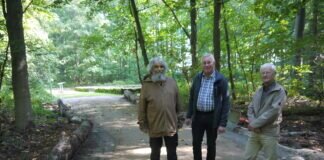 Holzheims Ortsvorsteher Ulrich Engel, Markwaldvorstand Dieter Reitschmidt und Ewald Seidler (von links)