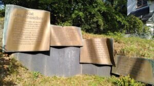 Das Mahnmal an der VITOS-Kapelle am Rande des Pilgerwegs erinnert an die Opfer des Nationalsozialismus