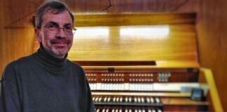 Einheit von Spieler und Instrument Hubert Hübner an der Kreienbrink-Orgel der Kulturkirche St. Thomas Morus