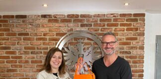 media tools unterstützt die Arbeit der Tafel Gießen Tafel-Organisationsleiterin Anna Conrad und media-tools-Geschäftsführer Roman Benischke freuen sich über die erfolgreiche und nachhaltige Zusammenarbeit.