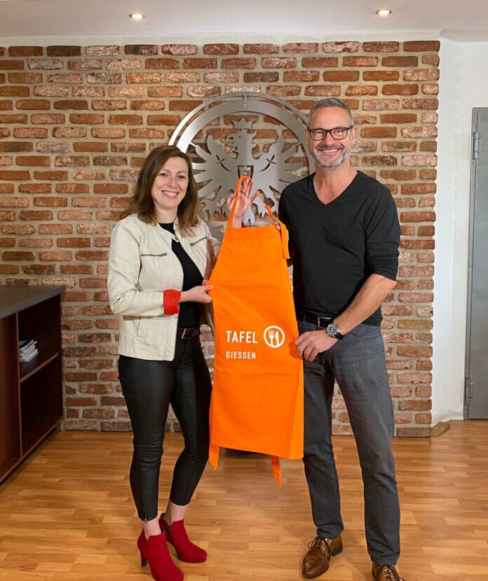 Tafel-Organisationsleiterin Anna Conrad und media-tools-Geschäftsführer Roman Benischke freuen sich über die erfolgreiche und nachhaltige Zusammenarbeit.