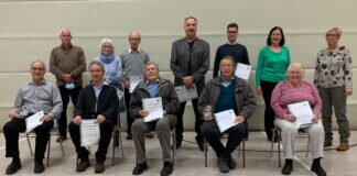 Solide Finanzen und stabile Mitgliederentwicklung Die Verwaltungsvorsitzende Isabelle Volz (3.v.r.) ehrt langjährige Vereinsmitglieder.