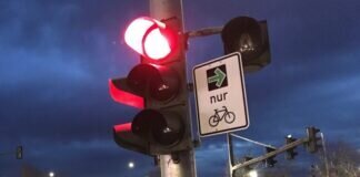 90 weitere Grünpfeile für Radverkehr sind möglich An der Ecke Schiffenberger Tal/Rathenaustraße gestattet der Grünpfeil das Rechtsabbiegen bei Rot bereits.