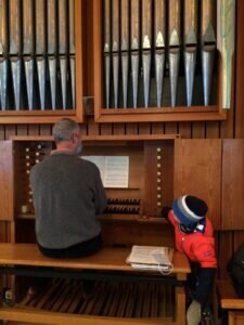 Dekan Norbert Heide an der Orgel