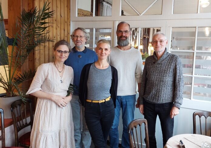 Leila Seidel (Bildmitte) wird an ihrem ersten Arbeitstag empfangen von (von links) Markéta Roska (Schriftführerin des Vereins), Claus Schäfer (Vorsitzender), Martin Klatt (stellv. Vorsitzender), Thomas Börner (Schatzmeister)