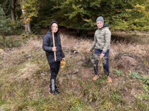 Paul (li.) und Fritz im Wald