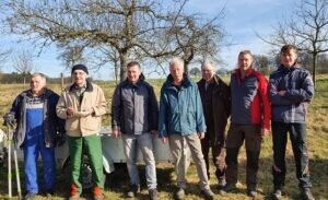 Das Nabu Team zur Pflege von Streuobstwiesen