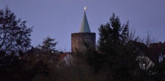 Turmbekrönung des Diebsturms von untergehender Sonne angestrahlt.