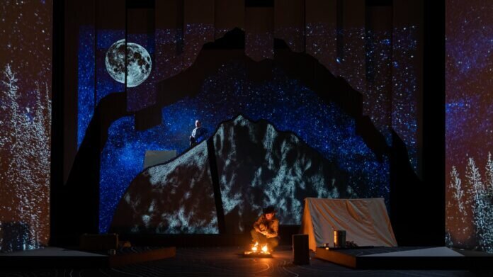 Stimmungsvolles Bühnenbild. (Foto: Rolf K. Wegst/Stadttheater Gießen)