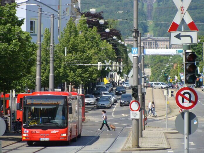 Ein Regionalbus auf der Wilhelmshöher Allee in Kassel. Ein Regionalbus auf der Wilhelmshöher Allee in Kassel.