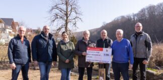 Gießener Sparkassen-Senioren spenden 5.100 Euro zugunsten der Flutopfer im Ahrtal Die Gießener-Sparkassen-Senioren Klaus Körber (1. v. l.) und Gerhard Paul (2. v. r.) übergeben den Spendenscheck an Holger Schneider, Natascha Gies, Theo Monreal, Gregor Sebastian, Karl Knieps (v.l.)