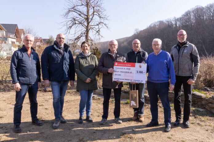 Spendenuebergabe Gießener Sparkassen-Senioren Die Gießener-Sparkassen-Senioren Klaus Körber (1. v. l.) und Gerhard Paul (2. v. r.) übergeben den Spendenscheck an Holger Schneider, Natascha Gies, Theo Monreal, Gregor Sebastian, Karl Knieps (v.l.)