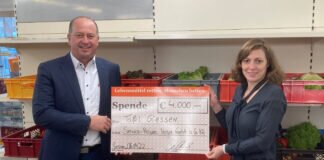 Service-Reisen spendet 4.000 Euro an die Tafel Gießen Geschäftsleitungsmitglied Andreas Strauch von Service-Reisen übergibt eine Spende über 4.000 Euro an Tafel-Organisationsleiterin Anna Conrad.