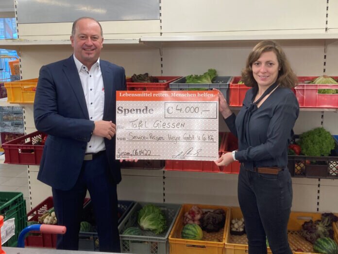 Geschäftsleitungsmitglied Andreas Strauch von Service-Reisen übergibt eine Spende über 4.000 Euro an Tafel-Organisationsleiterin Anna Conrad. Geschäftsleitungsmitglied Andreas Strauch von Service-Reisen übergibt eine Spende über 4.000 Euro an Tafel-Organisationsleiterin Anna Conrad.