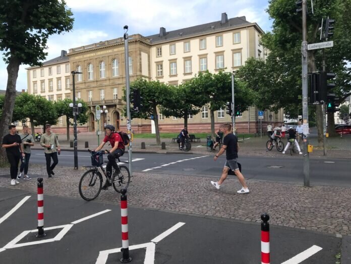 Ludwigstrasse_1 An der Ampel Ludwigstraße/Goethestraße darf Fußverkehr auch queren, wenn Radverkehr grün hat.