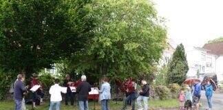 Mit Zupfmusik durchs Dorf