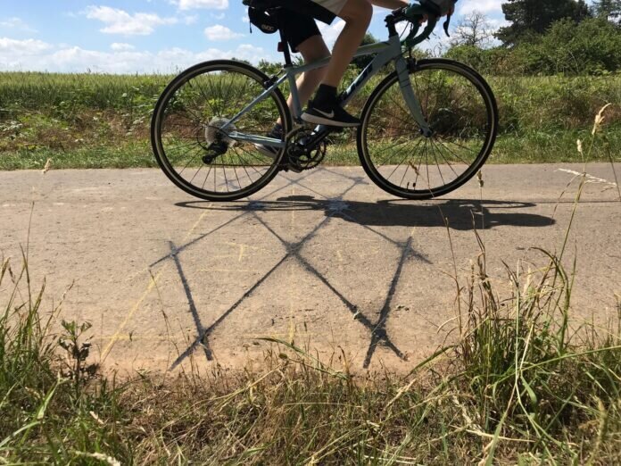 Zaehlstelle_Geripptes-1 Sieht aus wie ein Geripptes, ist aber die erste von sechs Dauerzählstelle im Gießener Land. Hessenweit wird so an 270 Stellen der Radverkehr kontinuierlich gezählt.