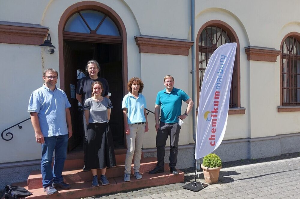 Freuen sich über die gelungene Kooperation: Dr. Christof Wegscheid-Gerlach, Dr. Karl-Heinz Muth, Mara Hermann, Dr. Ina Budde (alle vom Chemikum Marburg) und Manuel Heinrich vom Liebig-Museum (v.l.n.r., Foto: Antje Kalmes)