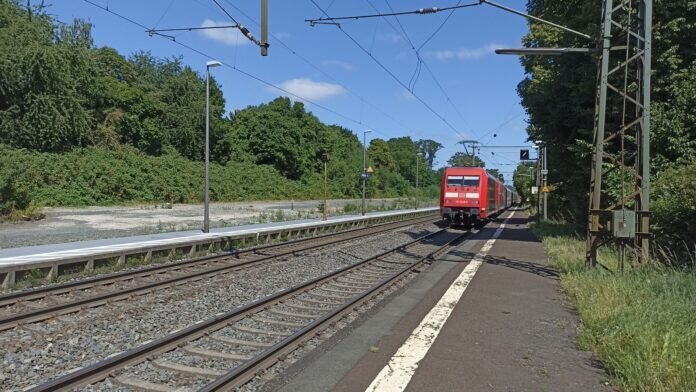 Bahnhof_Grossen-Linden Am Bahnhof Großen-Linden ist ein neues Baugebiet geplant. Der VCD befürchtet, dass auch Bereiche bebaut werden könnten, die für den viergleisigen Ausbau der Main-Weser-Bahn benötigt werden.