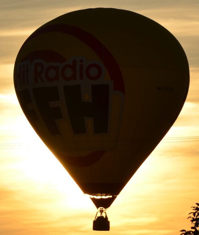 DSC_0014 der Heißluftballon schiebt sich vor die Sonne, ähnlich wie wie bei dem Phänomen Sonnenfinsternis der Mond