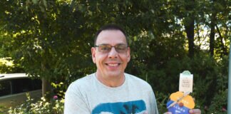 Auf dem Bild zu sehen ist Detlef Senft, Lebenshilfe Personalabteilung, mit einem der Absolvent*innen-Geschenke.