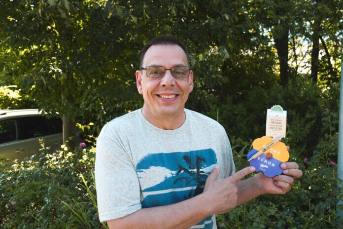 Giveaway FSJler Auf dem Bild zu sehen ist Detlef Senft, Lebenshilfe Personalabteilung, mit einem der Absolvent*innen-Geschenke.