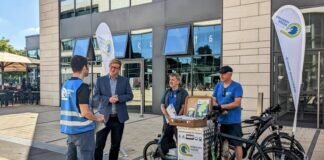 Verkehrswende Hessen: Volksbegehren in der Endphase – symbolische Übergabe in Gießen, Sternfahrt nach Wiesbaden Simon Becker im Gespräch mit Bürgermeister Alexander Wright bei der Übergabe der Unterschriften für das Volksbegehren Verkehrswende Hessen