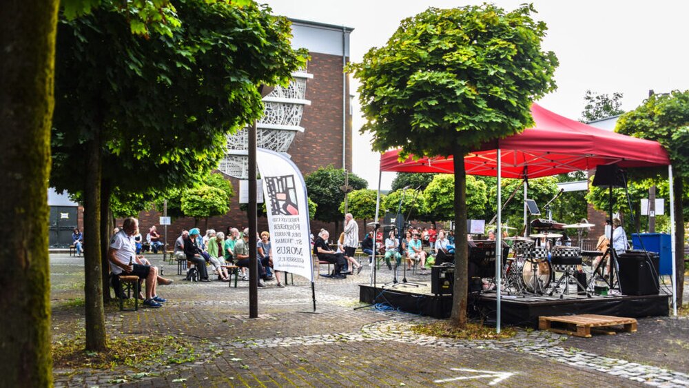 Offen und familiär: die Sommerkulturkirche unter den Platanen