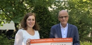 Auf Geschenke verzichtet – 1.500 Euro für die Tafel Gießen gespendet Konrad Behringer übergibt eine Spende von 1.500 Euro an Tafel-Organisationsleiterin Anna Conrad.