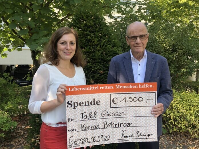 20220908_Spende_Konrad_Behringer Konrad Behringer übergibt eine Spende von 1.500 Euro an Tafel-Organisationsleiterin Anna Conrad.