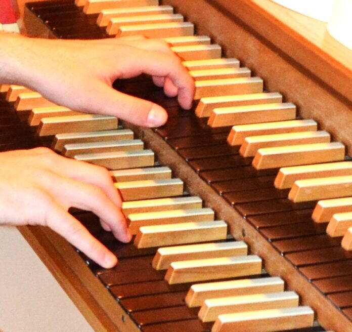 DSC_0166 Hände auf Orgelklaviatur Orgelkonzert