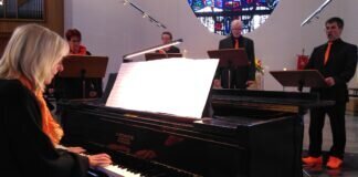 Voll Andacht und Rührung – 52. Orgelvesper fand am Sonntag, den 9.10.22 in der Kulturkirche St. Thomas Morus statt Behutsam und mit viel Gefühl begleitet Kirchenmusikerin Astrid Platen am Flügel das Ensemble "A Quarter To Sing"