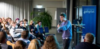 Gibt es einen Social Media-Fahrplan für den Mittelstand? Mittelhessisches Netzwerk erkundet Trends und deren Nutzen Daniel Zoll zeigt in seinem Vortrag die Chancen einer zeitgemäßen Social-Media-Präsenz für Mittelstandsbetriebe auf. (Foto: Tilman Lochmüller / Regionalmanagement Mittelhessen)