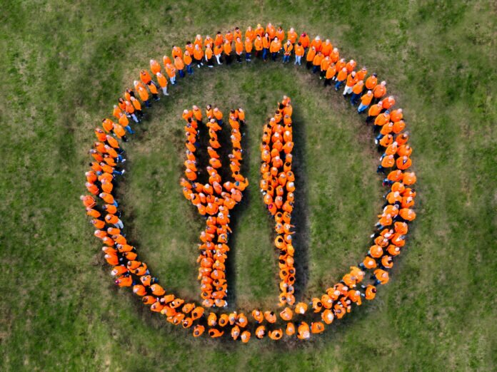 Mehr als 100 Ehrenamtliche bilden das Tafel-Logo