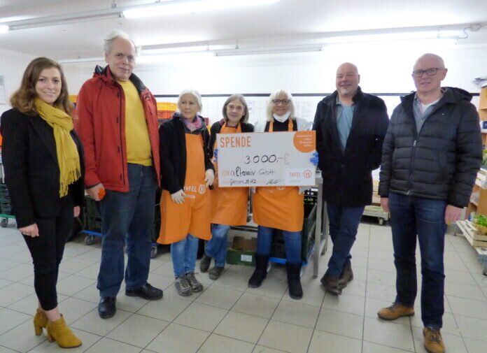 Spendenübergabe an die Tafel b